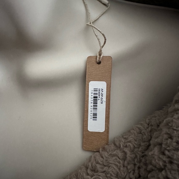 SKIMS NWT Dessert Teddy High Fleece Crop Zip Up - Picture 7 of 8